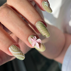 Маникюр с покрытием и дизайном